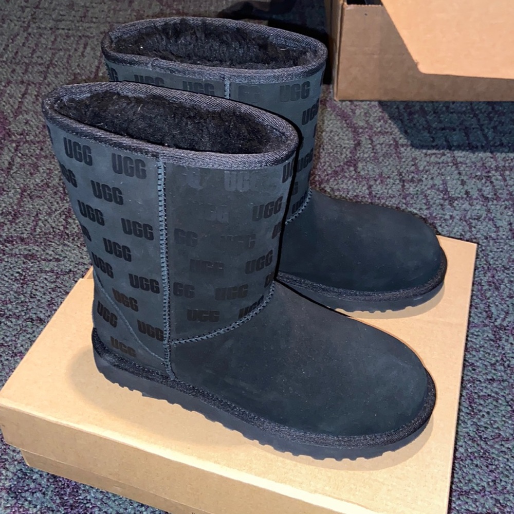 New In box logo uggs
